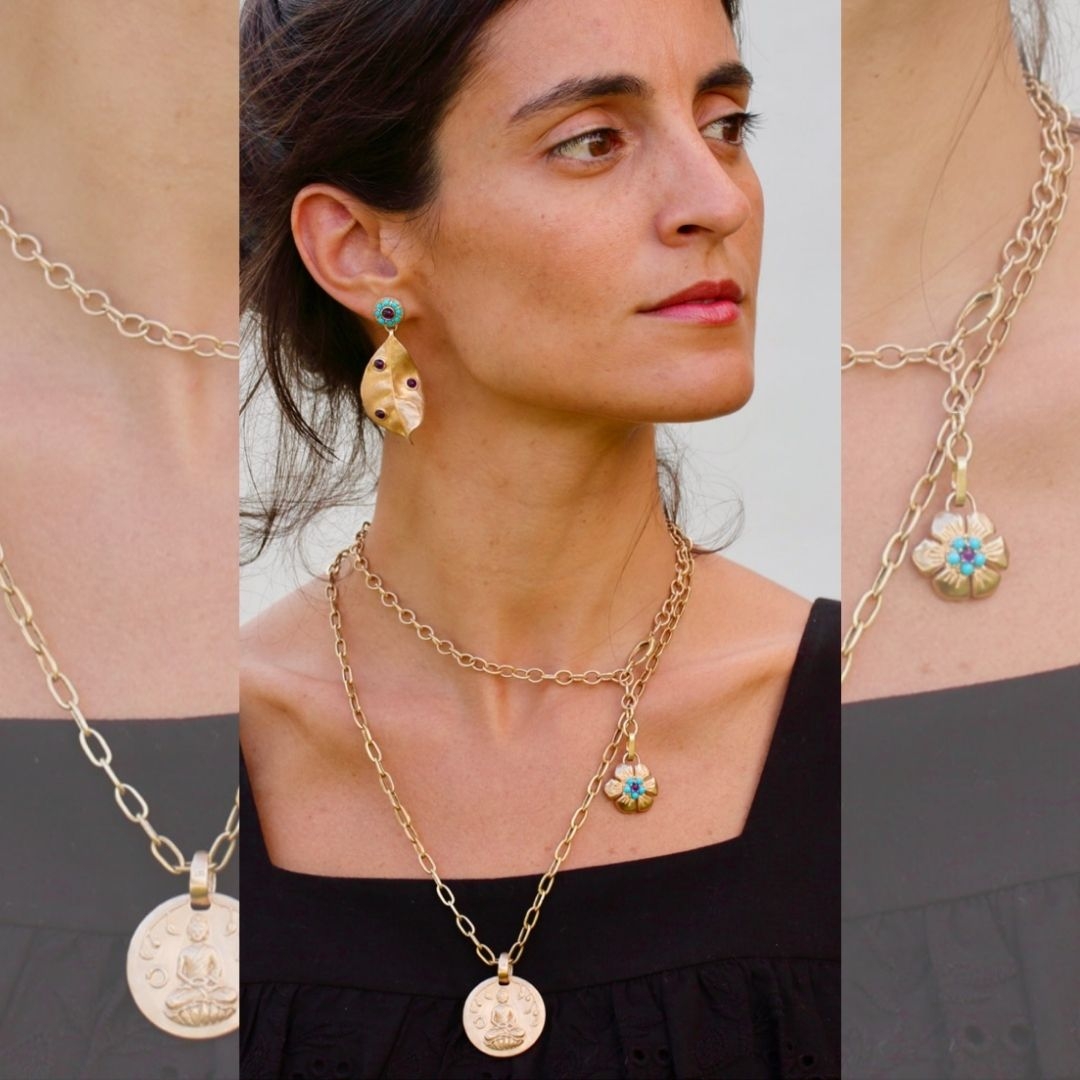 How to layer necklaces according to a jewellery designer. <span  id='sectitle'>Expert tips.<span>