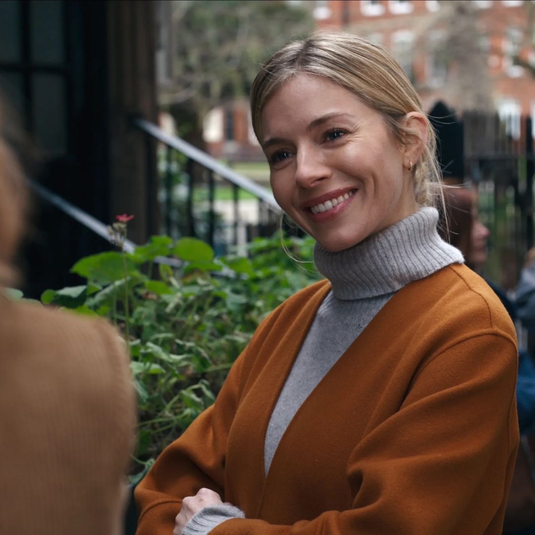 Ideal capsule wardrobe -Sienna Miller in Netflix. <span id